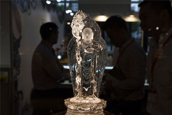 2016上海國際珠寶首飾展 奇珍異寶匯聚(圖7) 2016年5月5日,上海。2016上海國際珠寶首飾展覽會,在上海世博展覽館開幕。據(jù)悉,2015年,我國黃金珠寶首飾業(yè)終端零售超過了5000億人民幣,呈現(xiàn)增長勢頭。本屆展覽吸引了國內(nèi)外優(yōu)質(zhì)珠寶商齊聚申城,為時尚之都獻上一場珠寶界的視覺狂歡,規(guī)模創(chuàng)歷年之最。市民可以領(lǐng)略最前沿的國際珠寶流行趨勢,欣賞最罕見的世界收藏級珠寶。