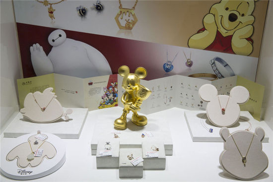 2016年5月5日，上海。2016上海國際珠寶首飾展覽會，在上海世博展覽館開幕。據(jù)悉，2015年，我國黃金珠寶首飾業(yè)終端零售超過了5000億人民幣，呈現(xiàn)增長勢頭。本屆展覽吸引了國內(nèi)外優(yōu)質(zhì)珠寶商齊聚申城，為時尚之都獻上一場珠寶界的視覺狂歡，規(guī)模創(chuàng)歷年之最。市民可以領(lǐng)略最前沿的國際珠寶流行趨勢，欣賞最罕見的世界收藏級珠寶。[!--empirenews.page--]