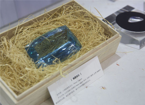 2016年5月5日，上海。2016上海國際珠寶首飾展覽會，在上海世博展覽館開幕。據(jù)悉，2015年，我國黃金珠寶首飾業(yè)終端零售超過了5000億人民幣，呈現(xiàn)增長勢頭。本屆展覽吸引了國內(nèi)外優(yōu)質(zhì)珠寶商齊聚申城，為時尚之都獻上一場珠寶界的視覺狂歡，規(guī)模創(chuàng)歷年之最。市民可以領(lǐng)略最前沿的國際珠寶流行趨勢，欣賞最罕見的世界收藏級珠寶。[!--empirenews.page--]